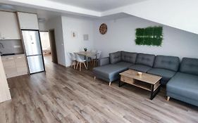 Apartman Pivovarska 5 - 7 Minutes From Schaeffler, Private Parking, Self Check-In, Business, Travellers